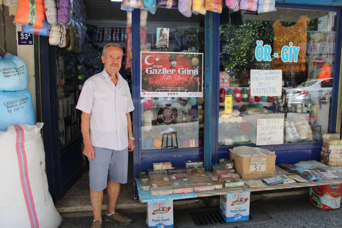 Kıbrıs Gazisi Ballıoğlu, astığı afişlerle gaziliğin önemine dikkat çekiyor