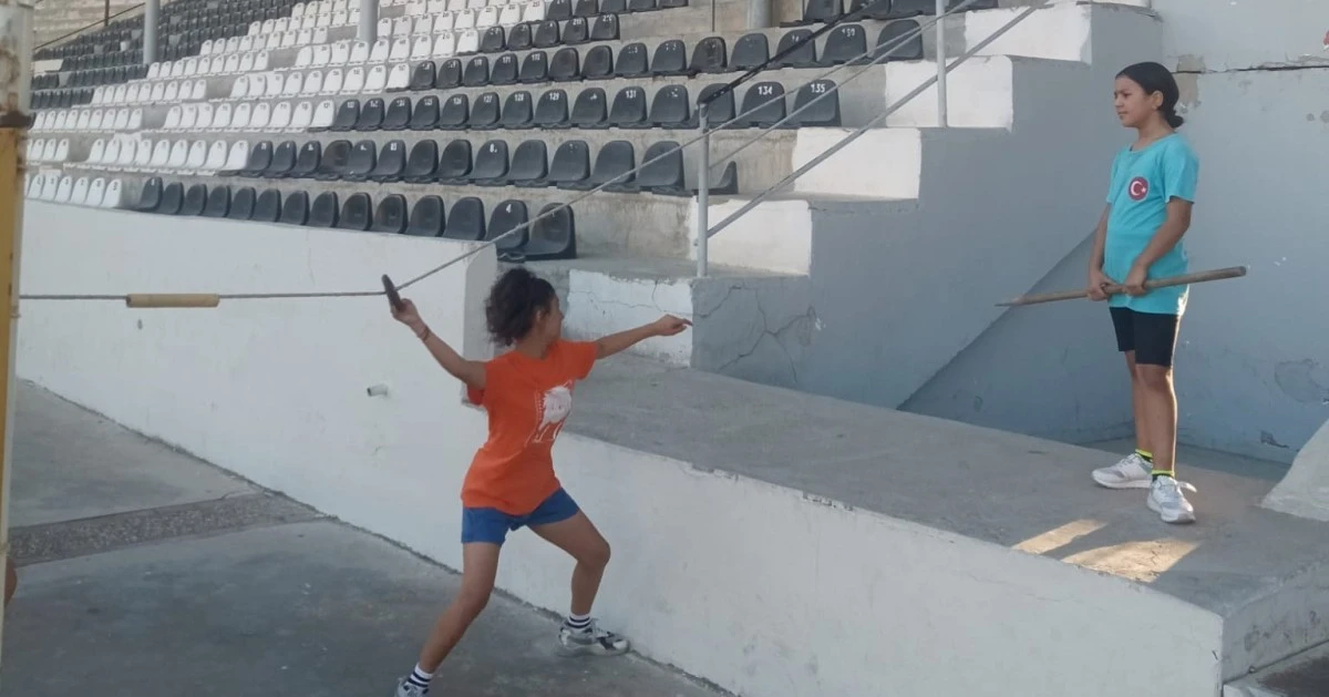 Aydın'da çocuklar hem eğleniyor hem sporu seviyor