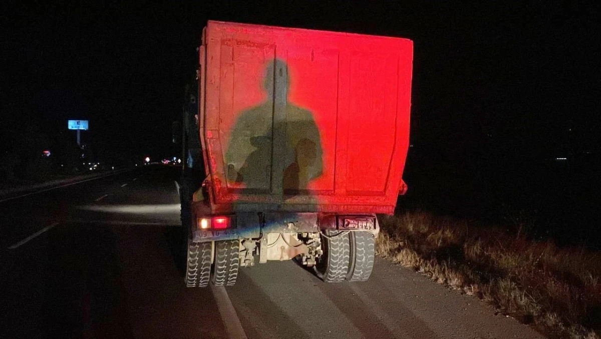 Kontrolden çıkan araç kamyona arkadan çarptı