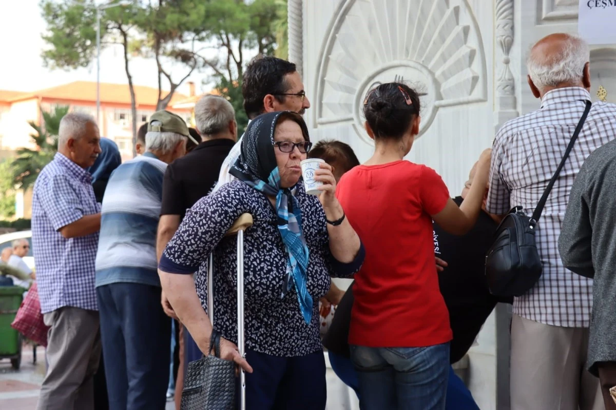 Mevlid Kandili’nde Osmanlı Çeşmesi’nden şerbet aktı