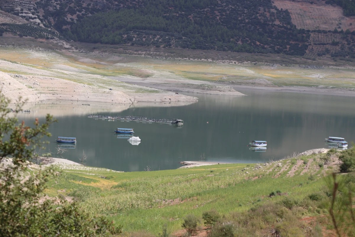 Kemer Barajı kurumaya y&uuml;z tuttu