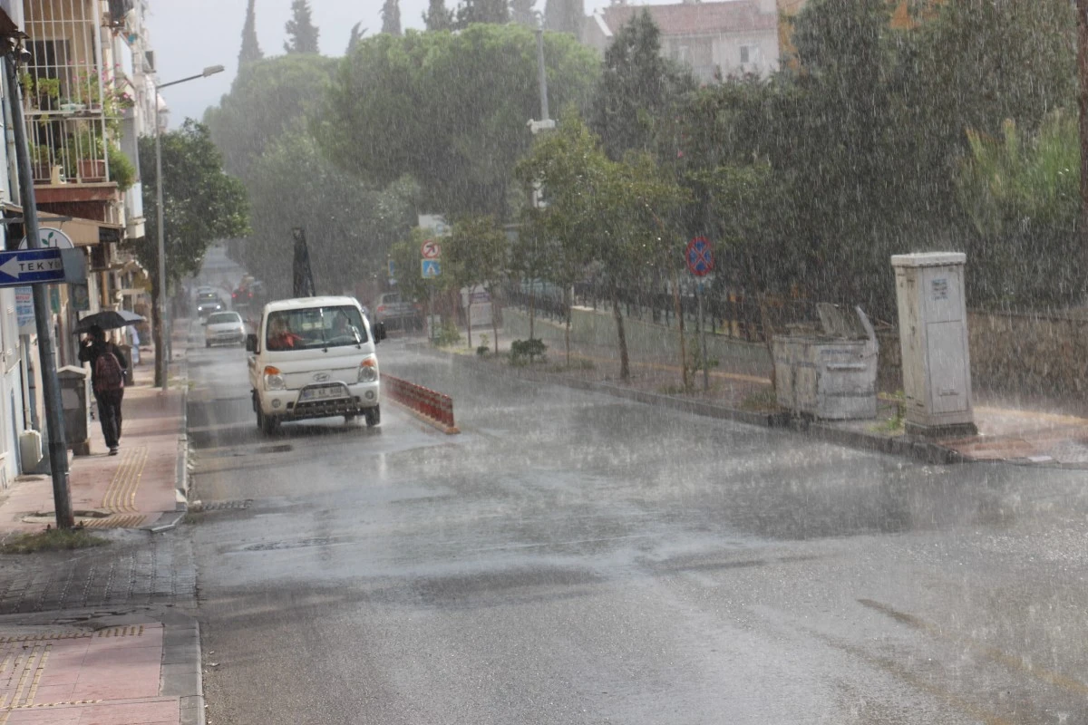 Aydın'da sağanak yağış vatandaşları serinletti