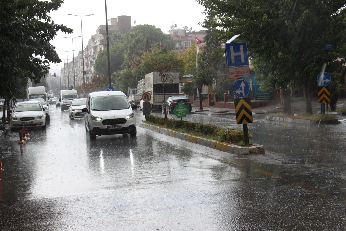 Aydın'da sağanak yağış vatandaşları serinletti