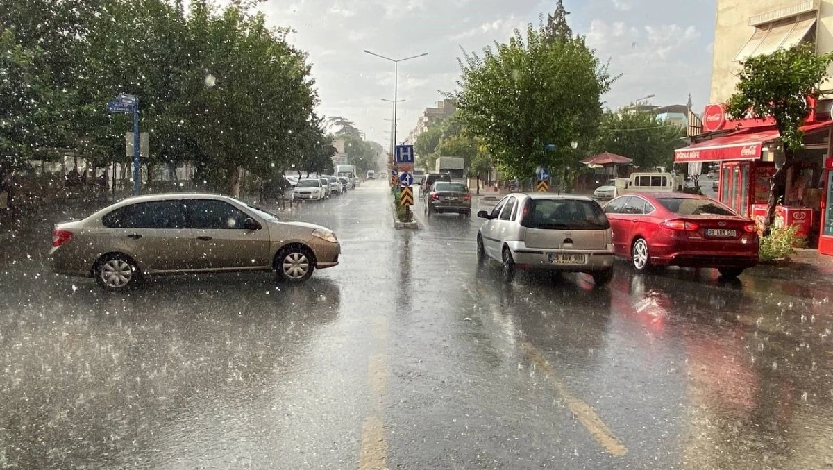 Aydın'da sağanak yağış vatandaşları serinletti