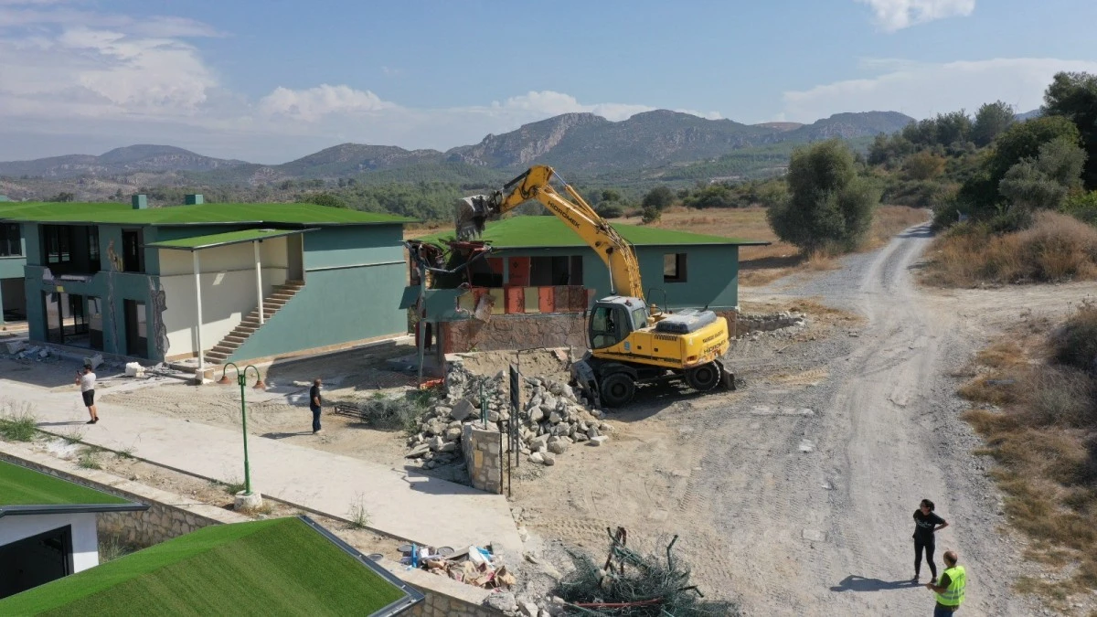 Kuşadası Belediyesi kaçak yapılarla mücadeleye devam ediyor
