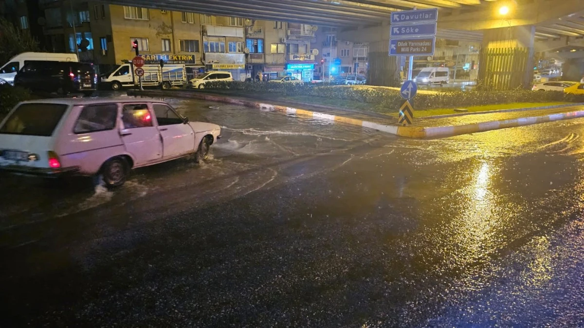 Kuşadası’nda 10 dakikalık sağanak yağış yolları göle çevirdi