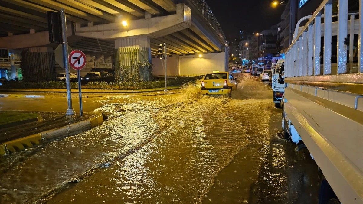 Kuşadası’nda 10 dakikalık sağanak yağış yolları göle çevirdi