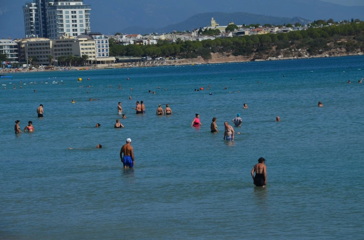 Didim’de Ekim ayında deniz keyfi sürüyor