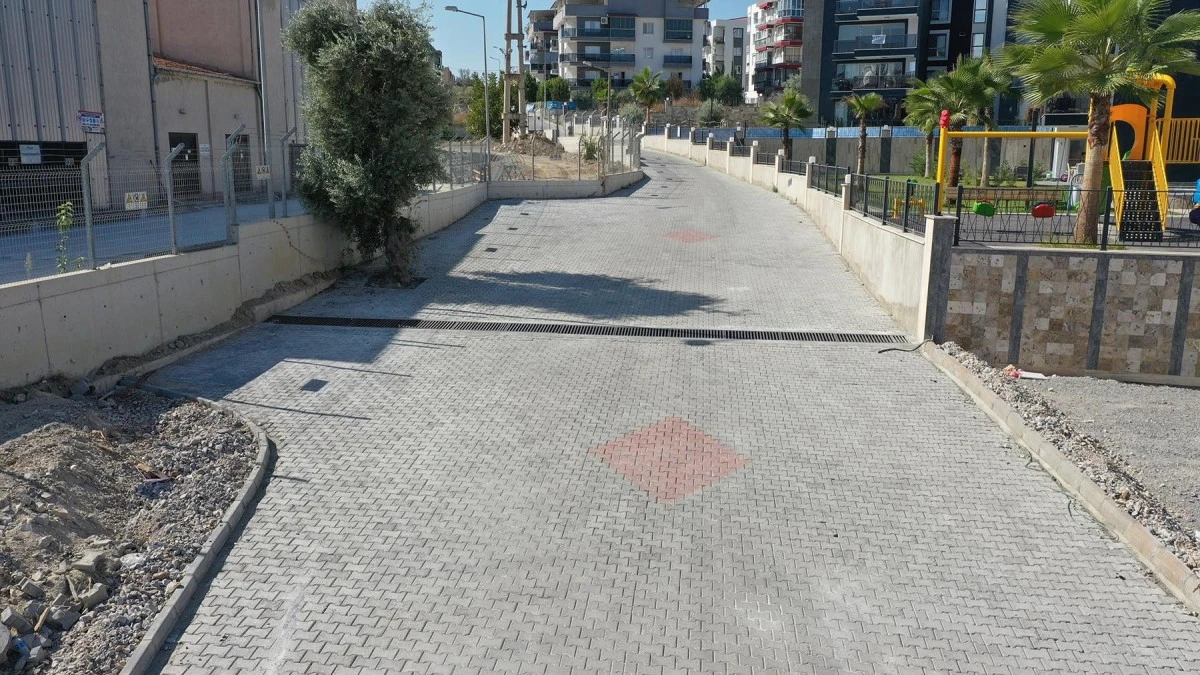 Kuşadası Belediyesi yol yapım çalışmalarına devam ediyor