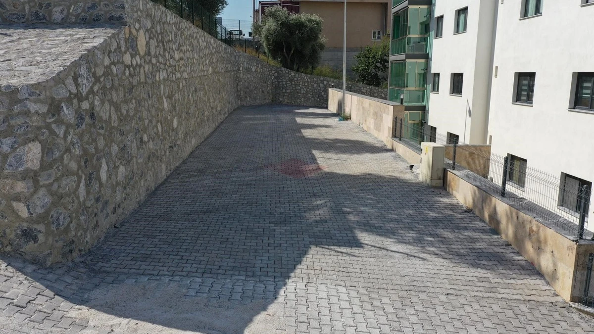 Kuşadası Belediyesi yol yapım çalışmalarına devam ediyor