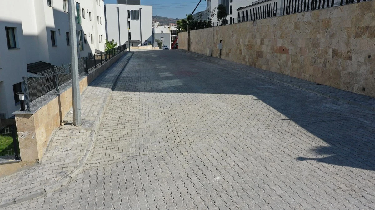 Kuşadası Belediyesi yol yapım çalışmalarına devam ediyor