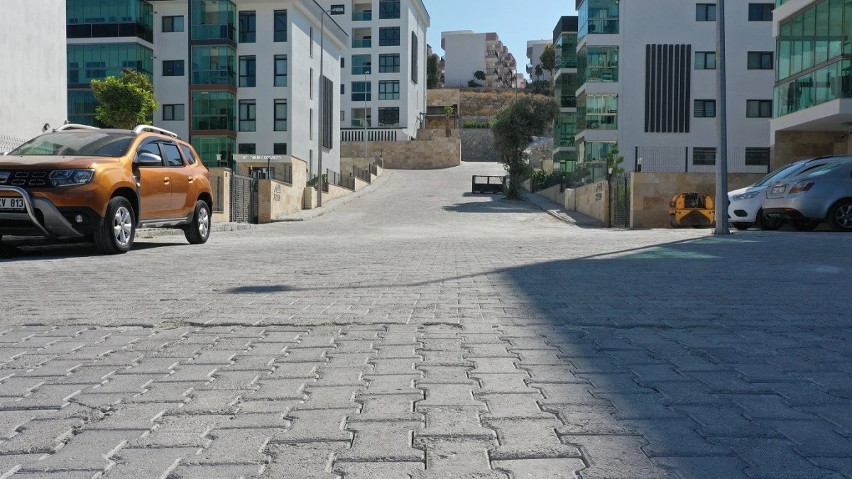 Kuşadası Belediyesi yol yapım çalışmalarına devam ediyor