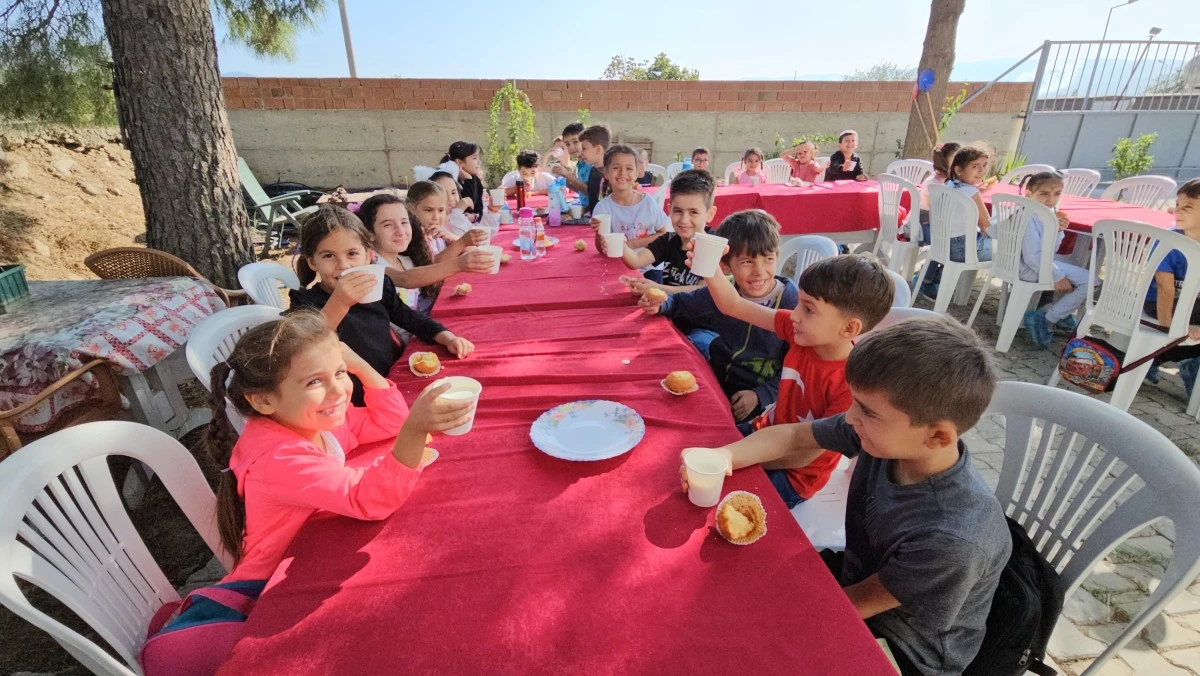 Kuyucaklı çocuklar buzağıları biberonla besledi