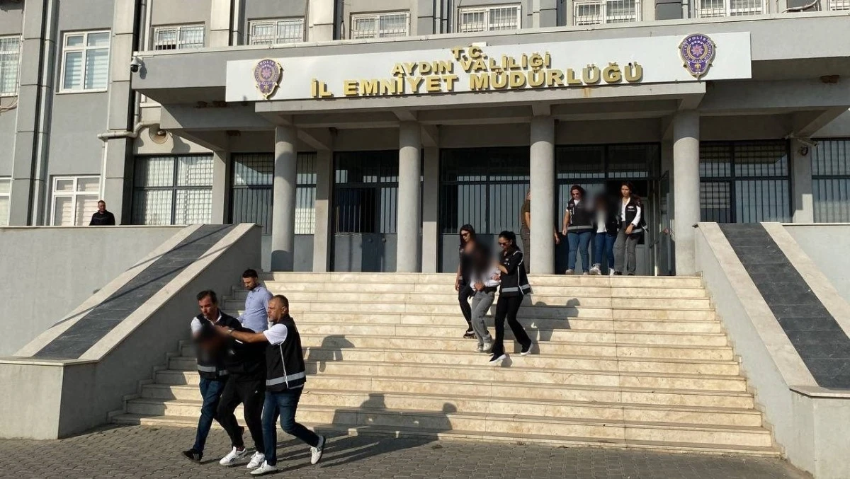 Silah ambarı gibi araç, polisleri bile şaşırttı: 3 gözaltı