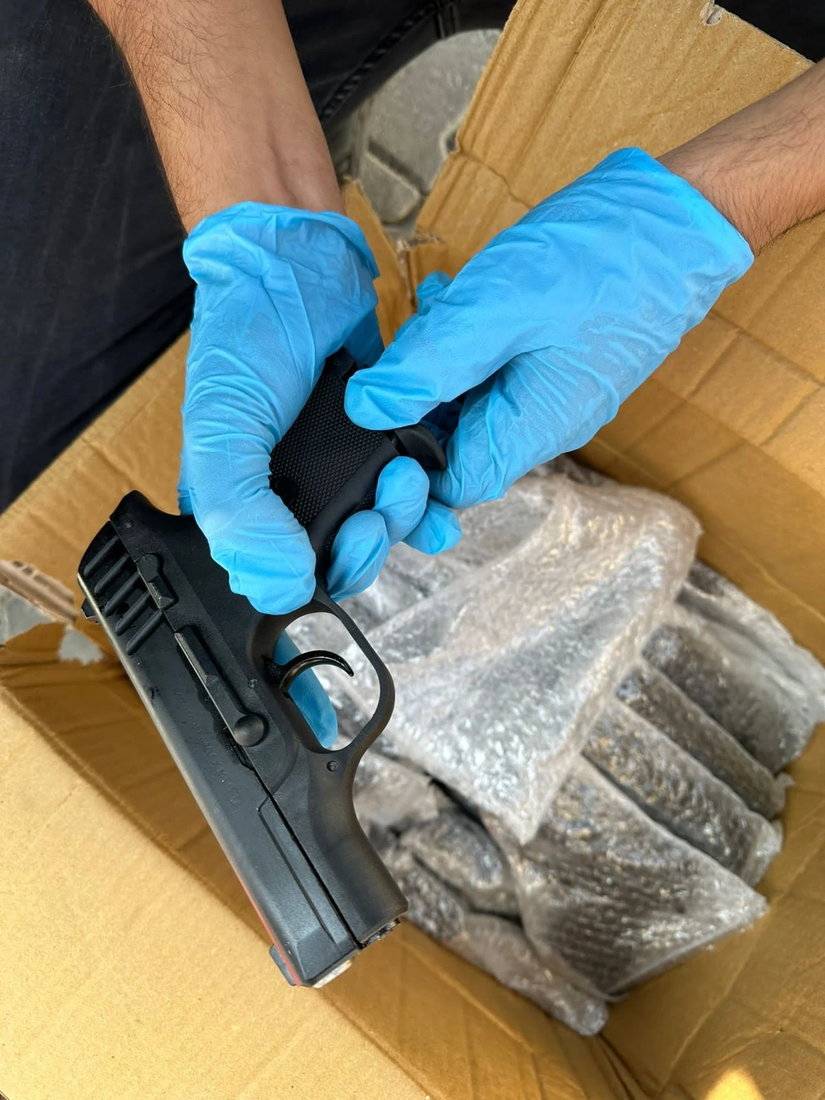 Silah ambarı gibi araç, polisleri bile şaşırttı: 3 gözaltı
