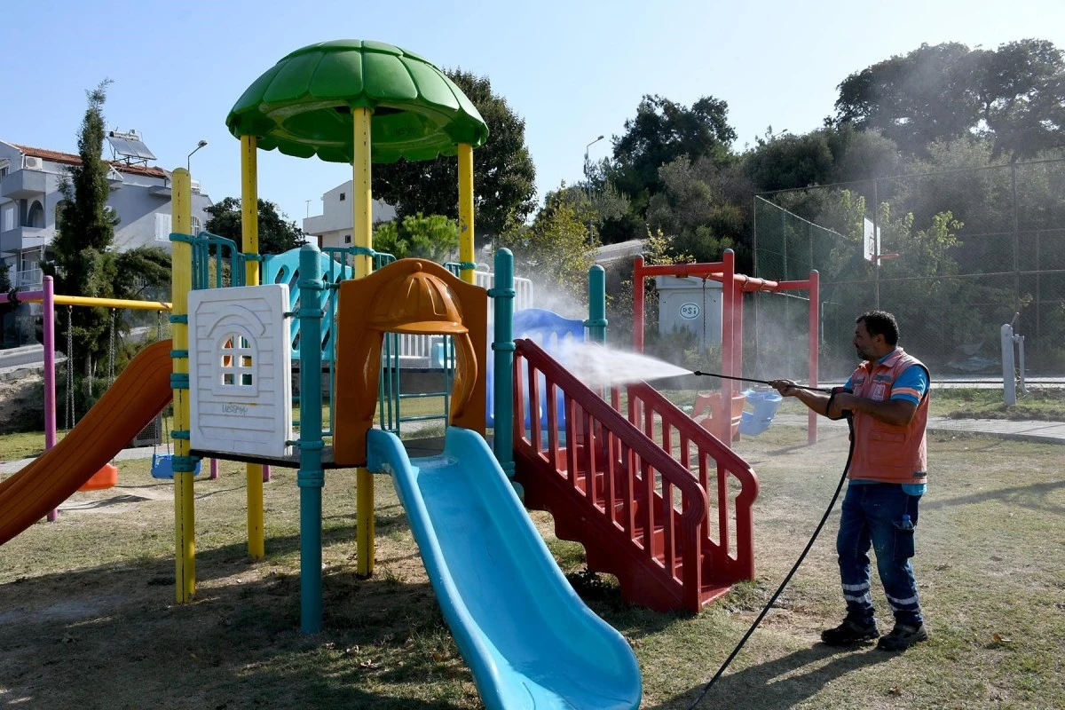 Kuşadası'nda sonbahar temizliği
