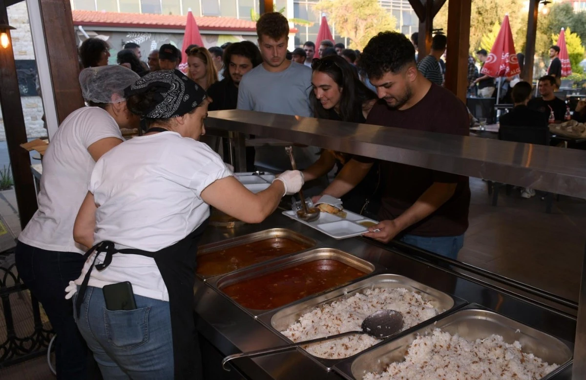 Kuşadası Belediyesi sofrasını üniversite öğrencilerine açtı