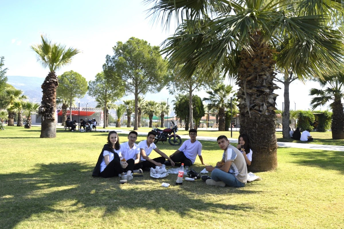 Cumhuriyet Parkı, Çineli öğrencilerin buluşma noktası oldu