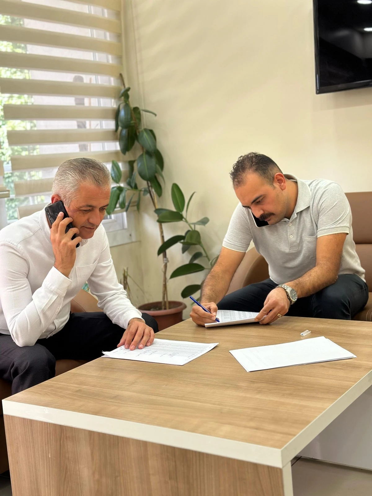 AK Parti Efeler üyelerini tek tek arıyor