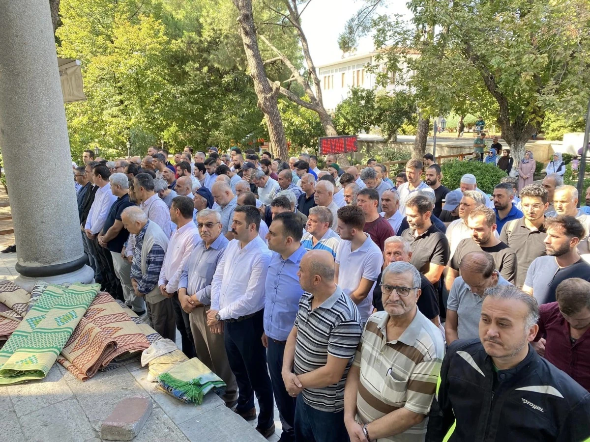 Filistin'de hayatını kaybeden Müslümanlar için gıyabi cenaze namazı kılındı
