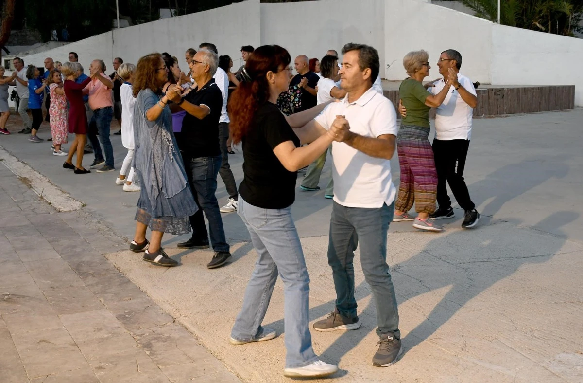 Kuşadalılar 100’üncü yılı 100 kişilik vals gösterisi ile kutlayacak