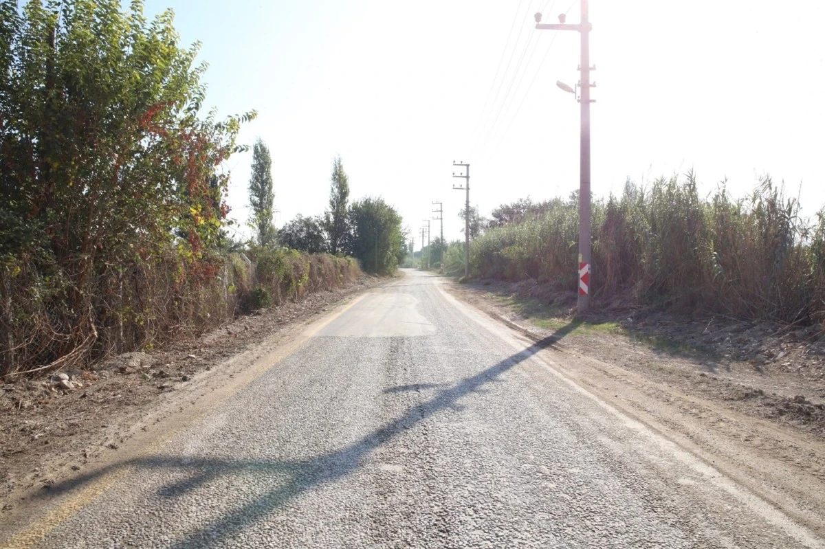 Aydın Büyükşehir Belediyesi 20 mahallenin kullandığı yolu temizliyor
