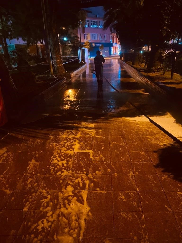 Büyükşehir’in temizlik çalışmaları gece gündüz devam ediyor