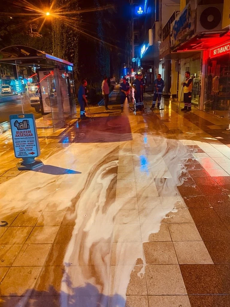 Büyükşehir’in temizlik çalışmaları gece gündüz devam ediyor