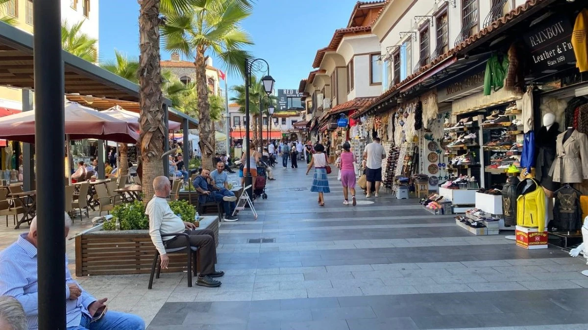 Kuşadası'nda gemi seferleri devam ediyor