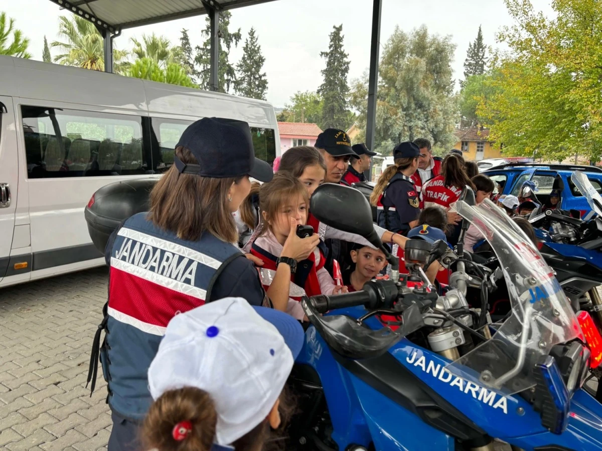 Aydın’da jandarma ekipleri Cumhuriyet’in 100’üncü yılını öğrencilerle kutluyor