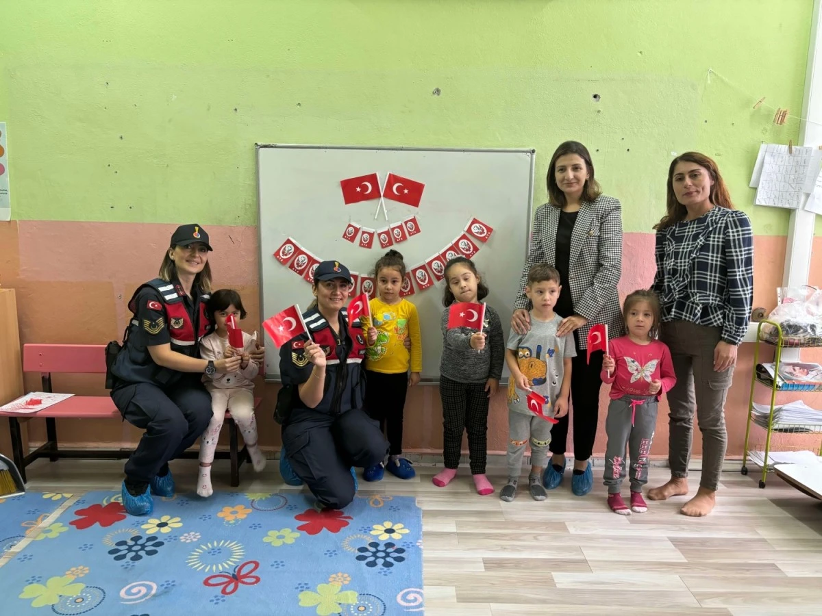 Aydın’da jandarma ekipleri Cumhuriyet’in 100’üncü yılını öğrencilerle kutluyor