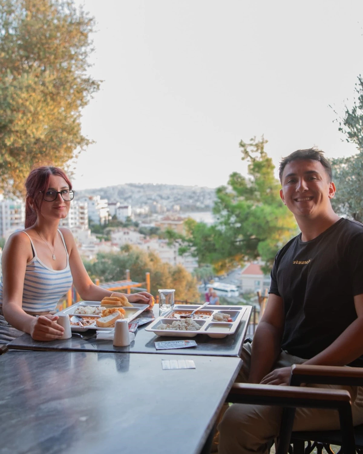 Kuşadası Belediyesi üniversite öğrencilerine ücretsiz akşam yemeği sunmaya devam ediyor
