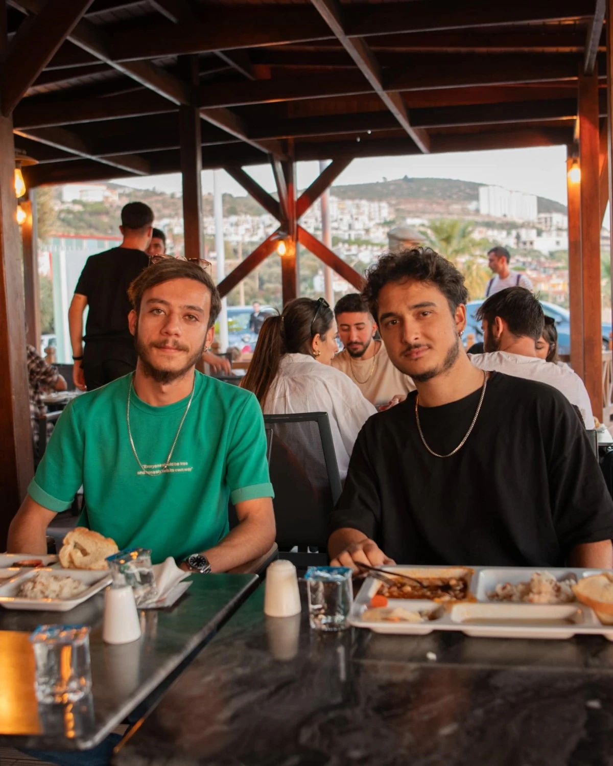 Kuşadası Belediyesi üniversite öğrencilerine ücretsiz akşam yemeği sunmaya devam ediyor