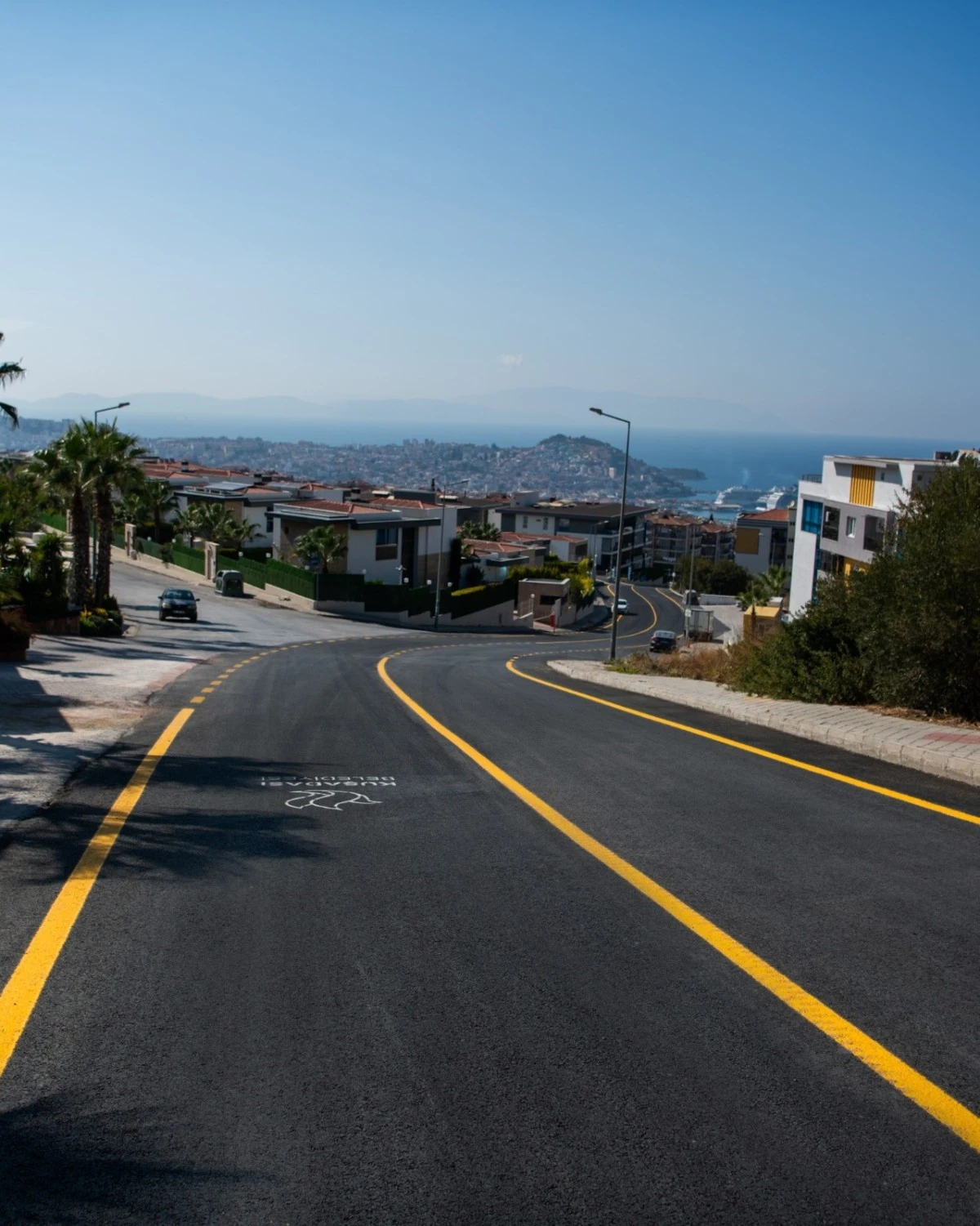 Ege Mahallesi’nde yol seferberliği sürüyor
