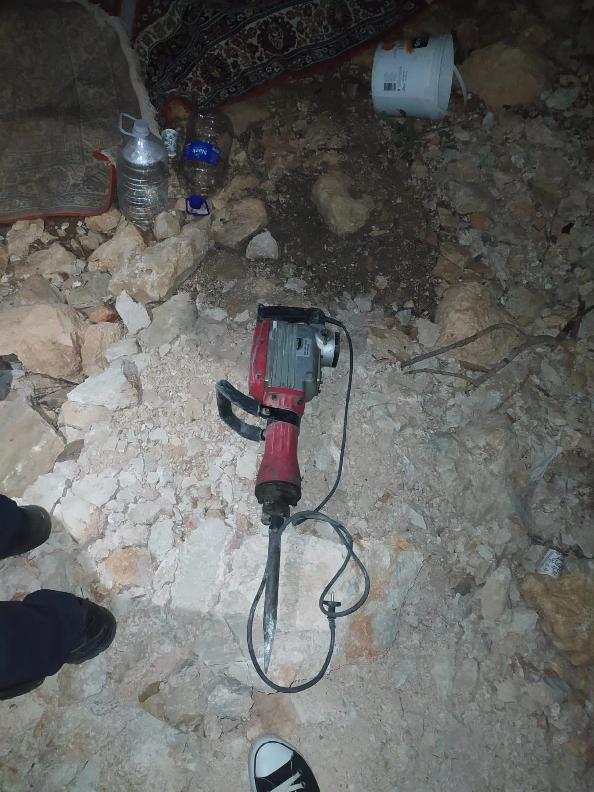 Çok sayıda el yapımı patlayıcı madde ele geçirildi