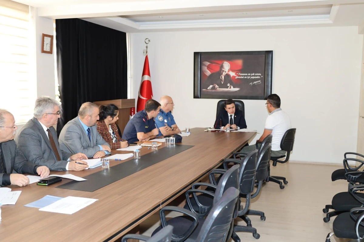 Karacasu Kaymakamı Gündoğdu vatandaşların istek ve şikayetlerini dinledi