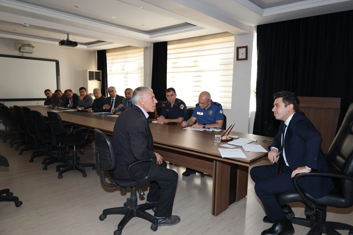 Karacasu Kaymakamı Gündoğdu vatandaşların istek ve şikayetlerini dinledi