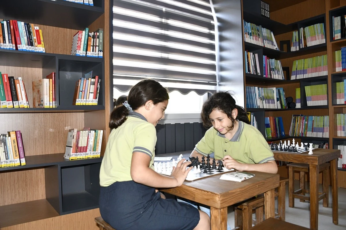 Kütüphane ve Kitap Kafe okuma sevgisi kazandırıyor