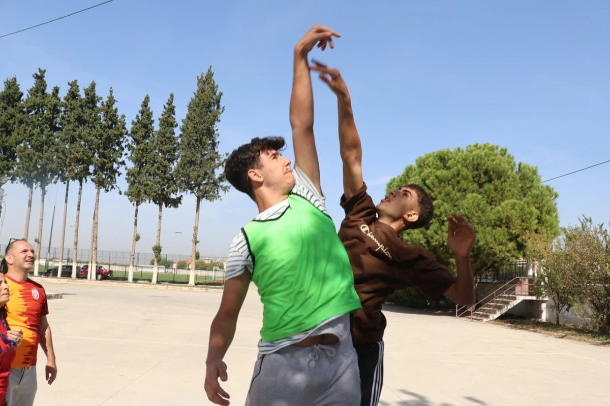 Sokak basketbolu turnuvasının top atışını Başkan Kaplan yaptı