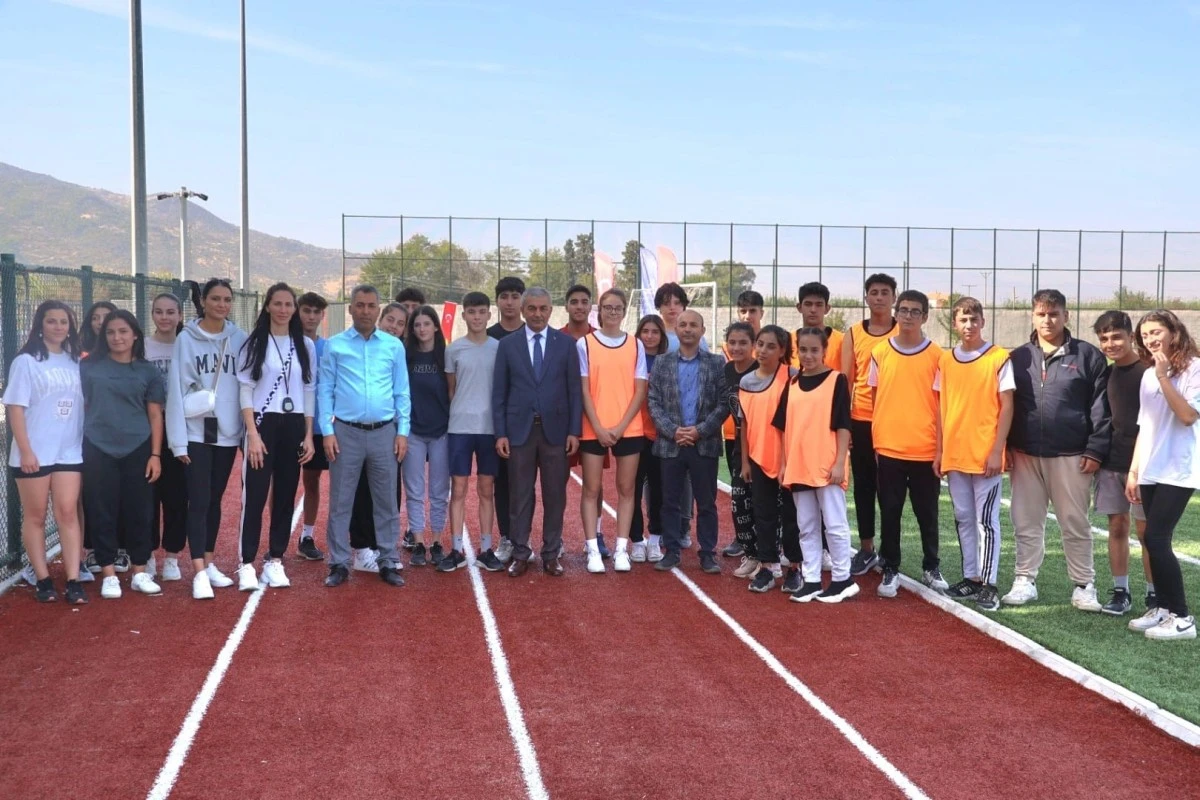 Sokak basketbolu turnuvasının top atışını Başkan Kaplan yaptı