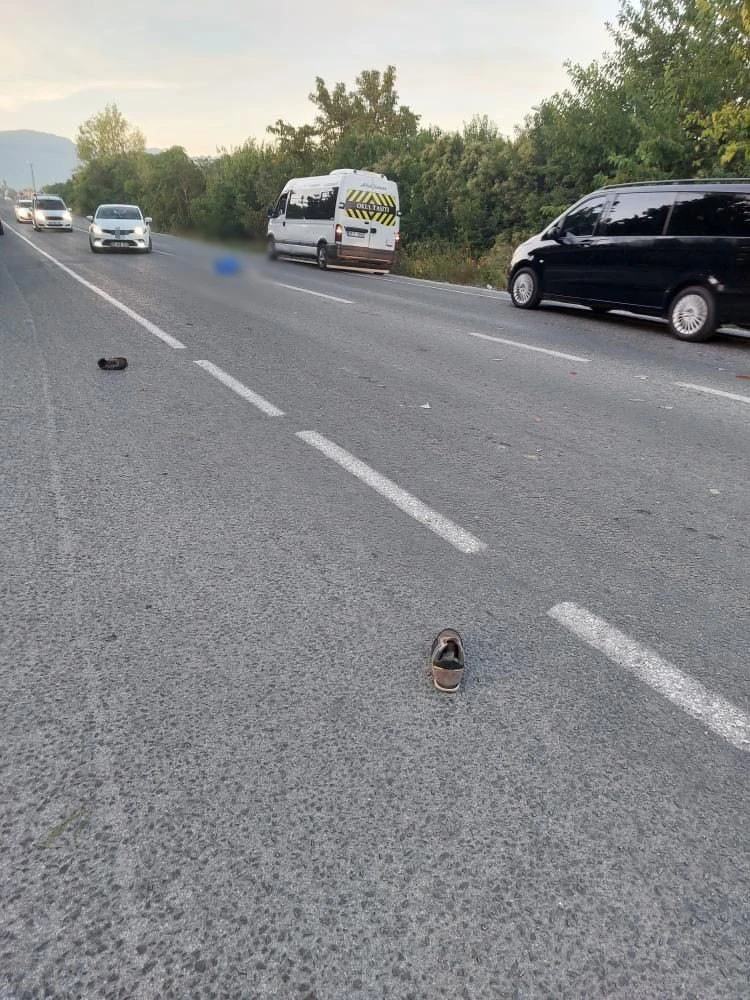 Karşıya geçmeye çalışırken minibüsün çarptığı yaya öldü