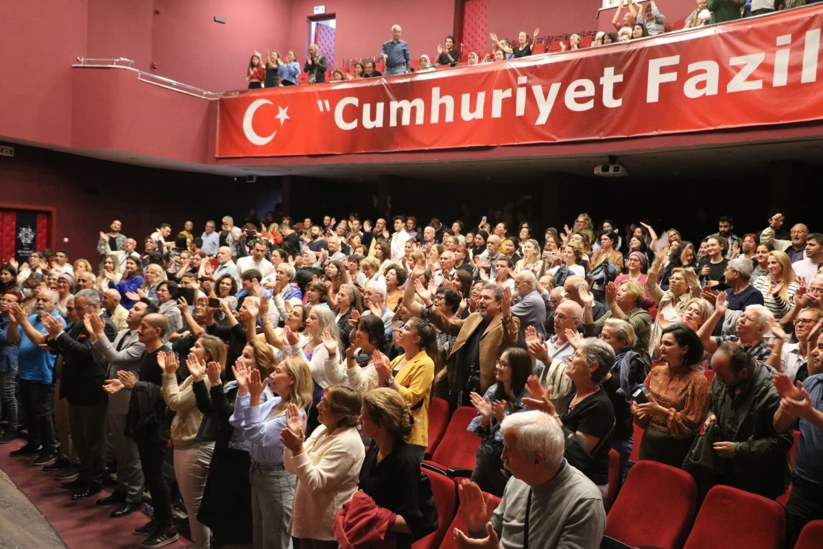 Şehir Tiyatroları Cumhuriyet'in Dört Kadını oyunu ile izleyicilerle buluştu