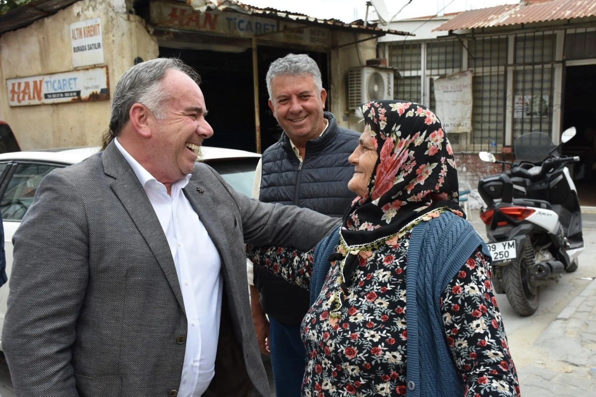 Başkan Öndeş Türk Bayrağı dağıttı