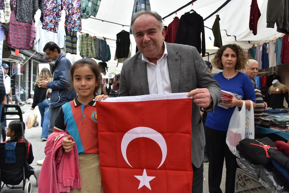 Başkan Öndeş Türk Bayrağı dağıttı