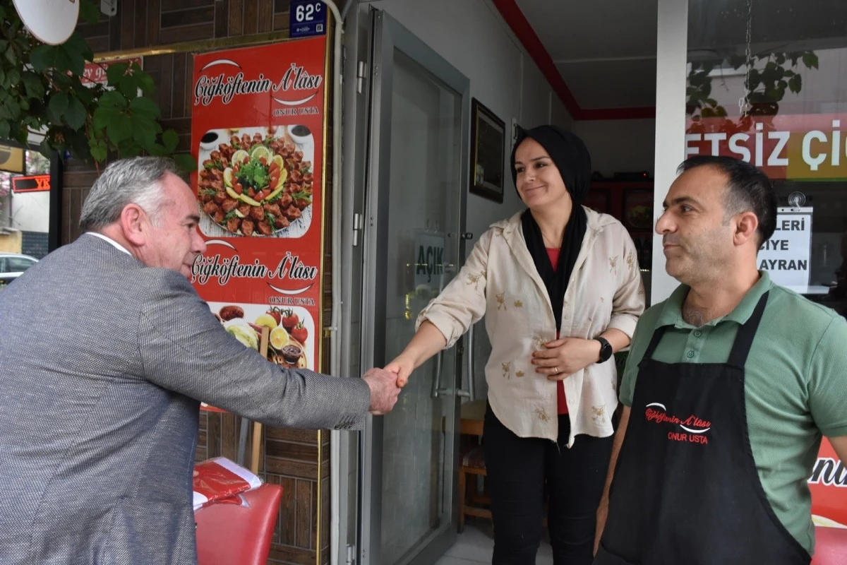 Başkan Öndeş Türk Bayrağı dağıttı