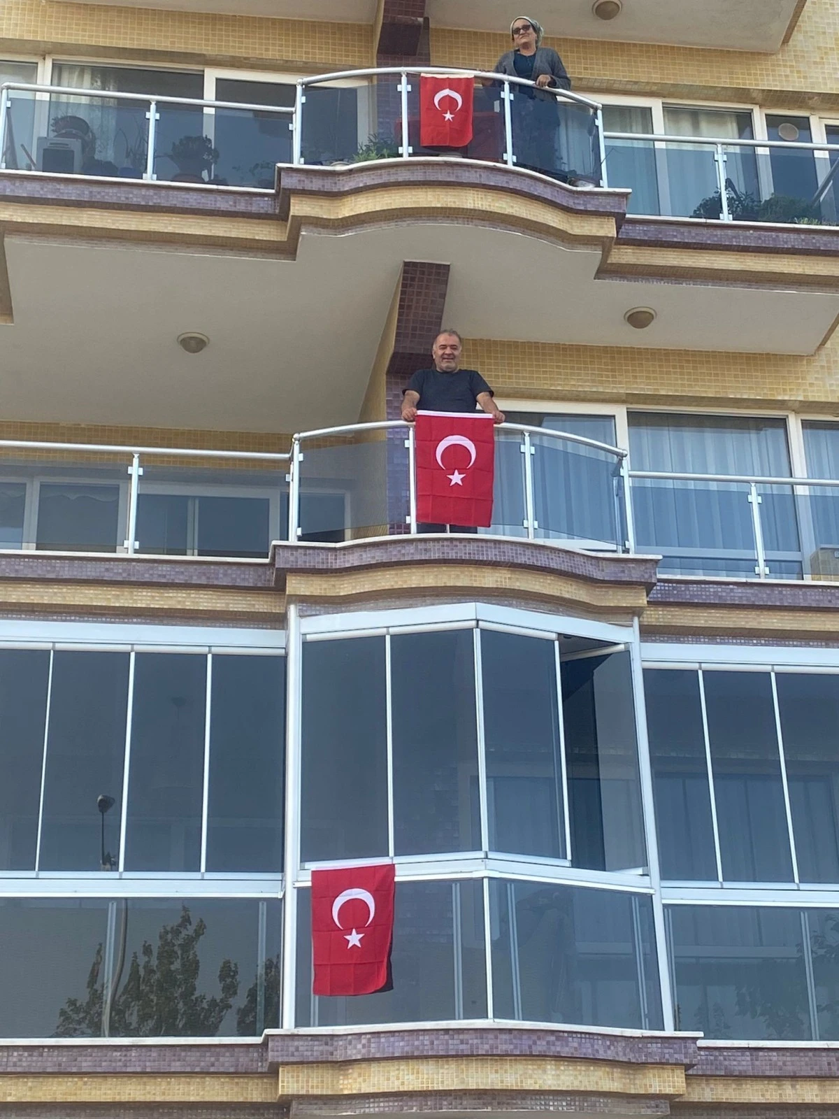 Başkan Öndeş Türk Bayrağı dağıttı
