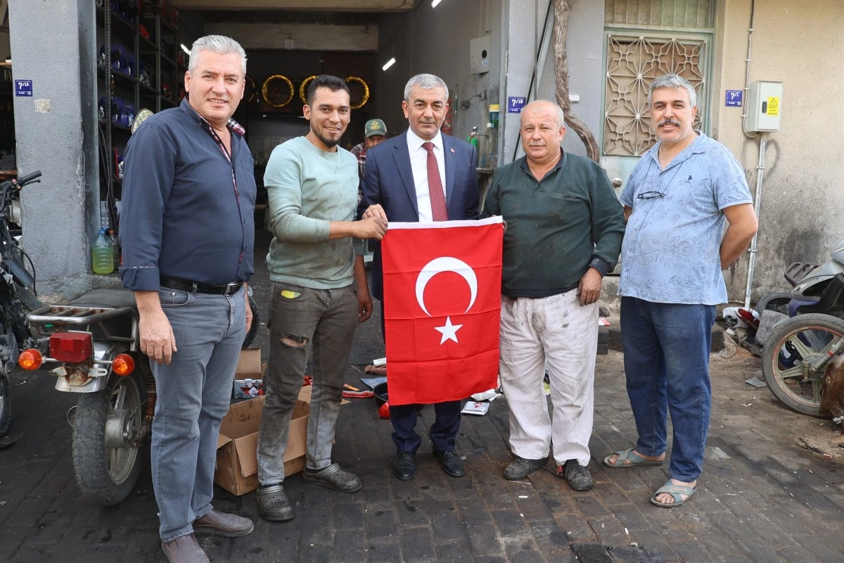 Başkan Kaplan, minibüsçü ve sanayi esnafına bayrak dağıttı
