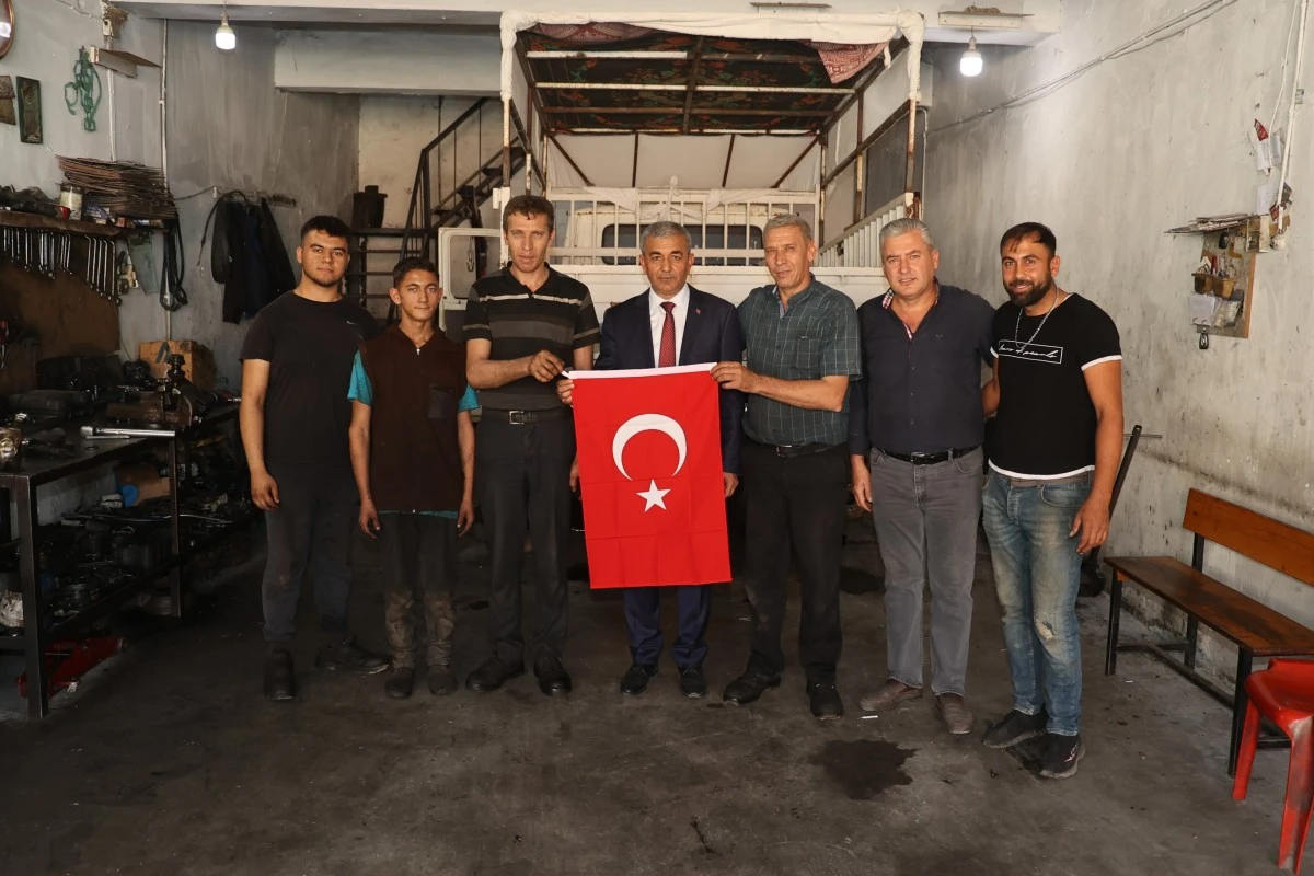 Başkan Kaplan, minibüsçü ve sanayi esnafına bayrak dağıttı