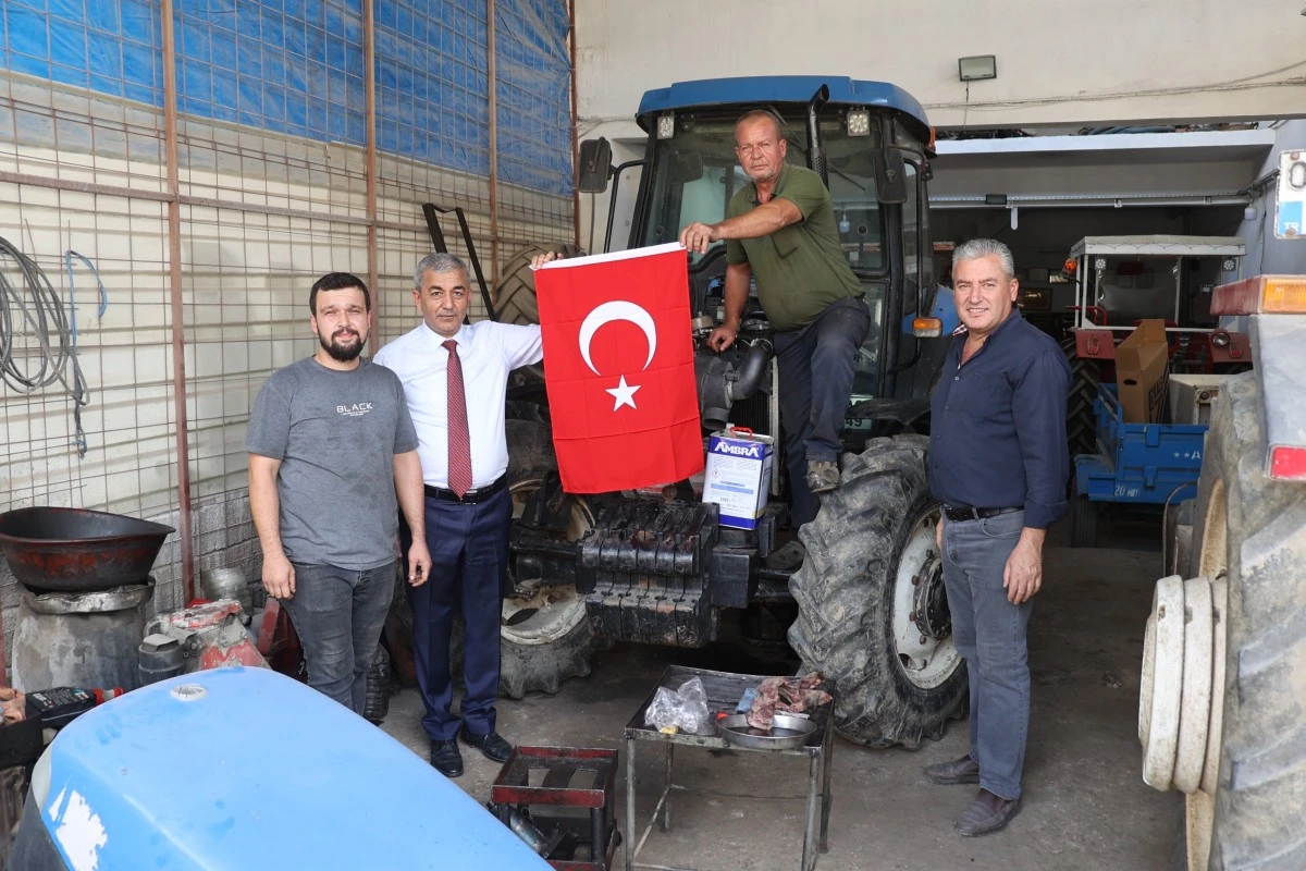 Başkan Kaplan, minibüsçü ve sanayi esnafına bayrak dağıttı