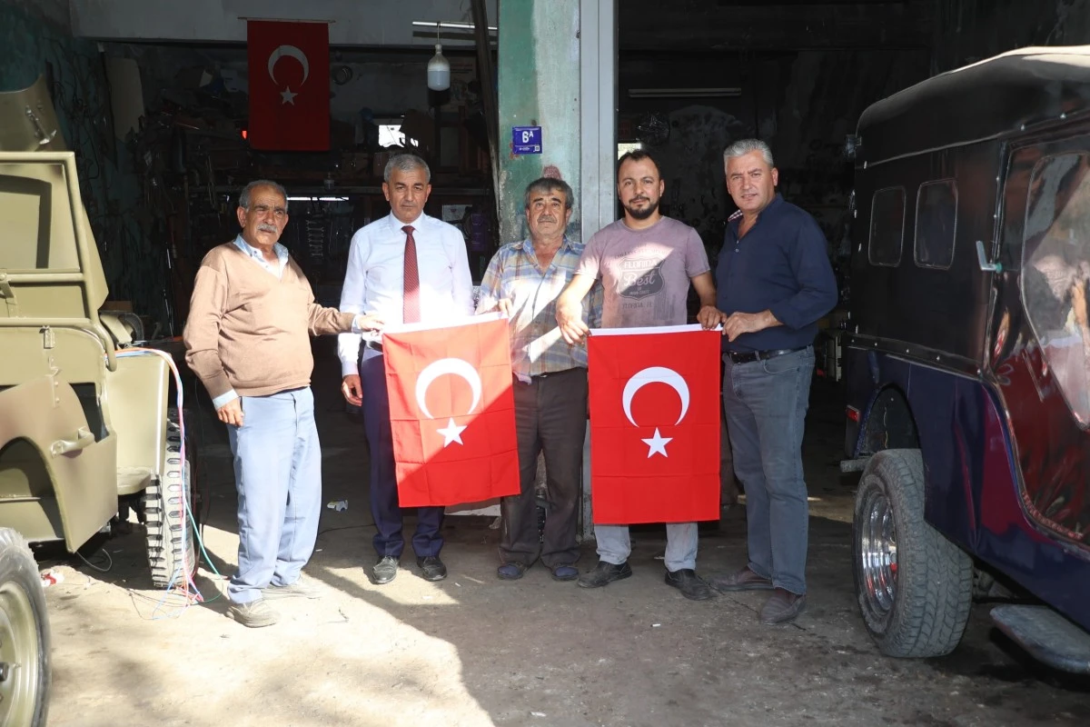 Başkan Kaplan, minibüsçü ve sanayi esnafına bayrak dağıttı